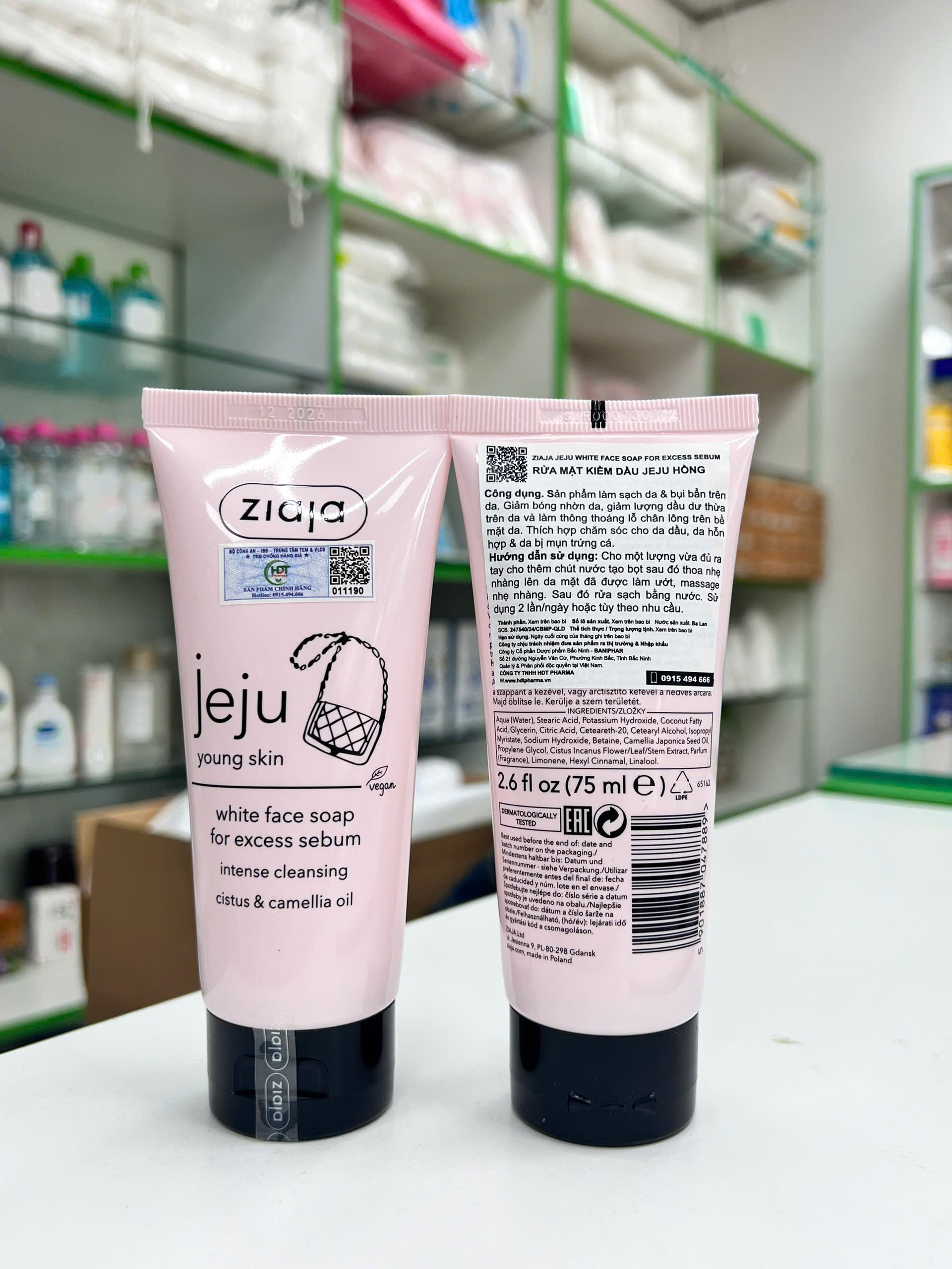 Sữa rửa mặt kiềm dầu Jeju Hồng Ziaja Jeju White Face Soap for Excess Sebum